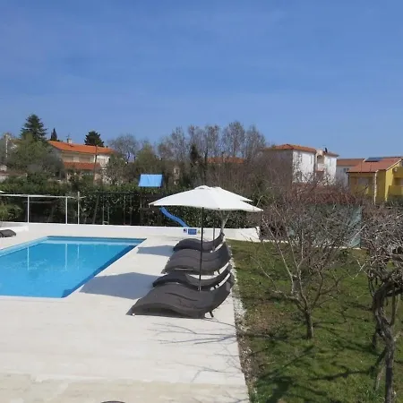 Resindenz Benni 4 Mit Beheitzem Grossem Pool Apartman Medulin